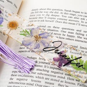 Custom Flower Bookmark, Personalized Floral Bookmark for Women, Resin Bookmark Gift, Name Bookmark, Aesthetic Bookmark with Tassel